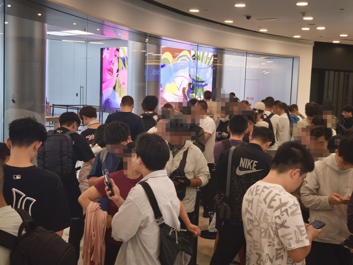 直击iPhone18 Pro系列开售：部分版本已破发，还有人为苹果整晚“守夜”
