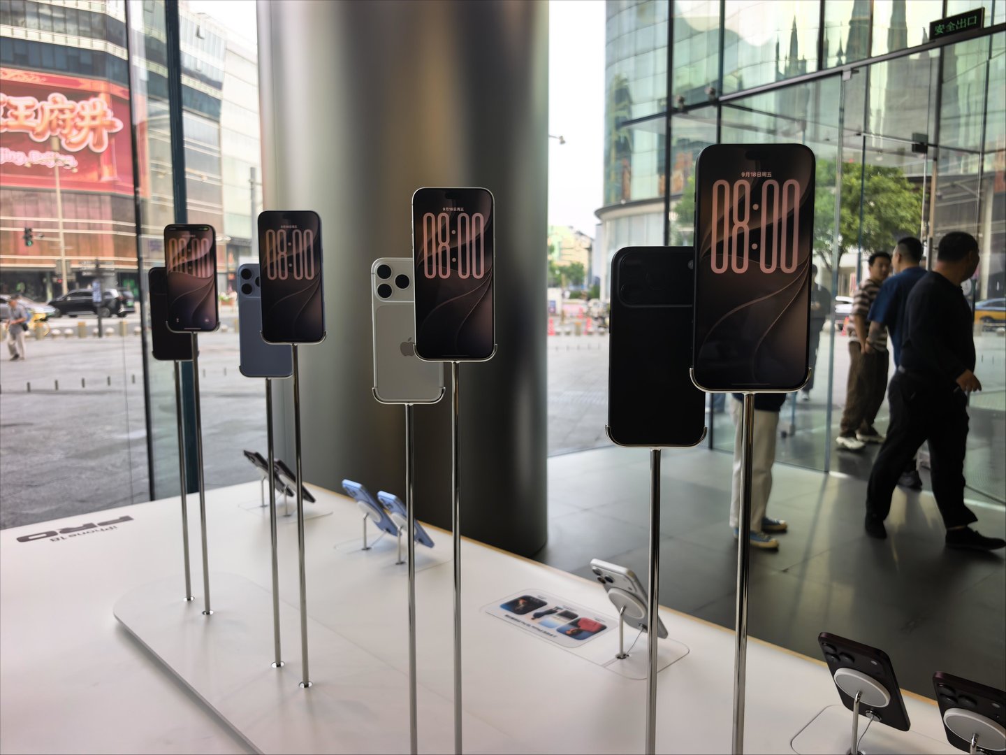  直击iPhone18 Pro系列开售：部分版本已破发，还有人为苹果整晚“守夜”