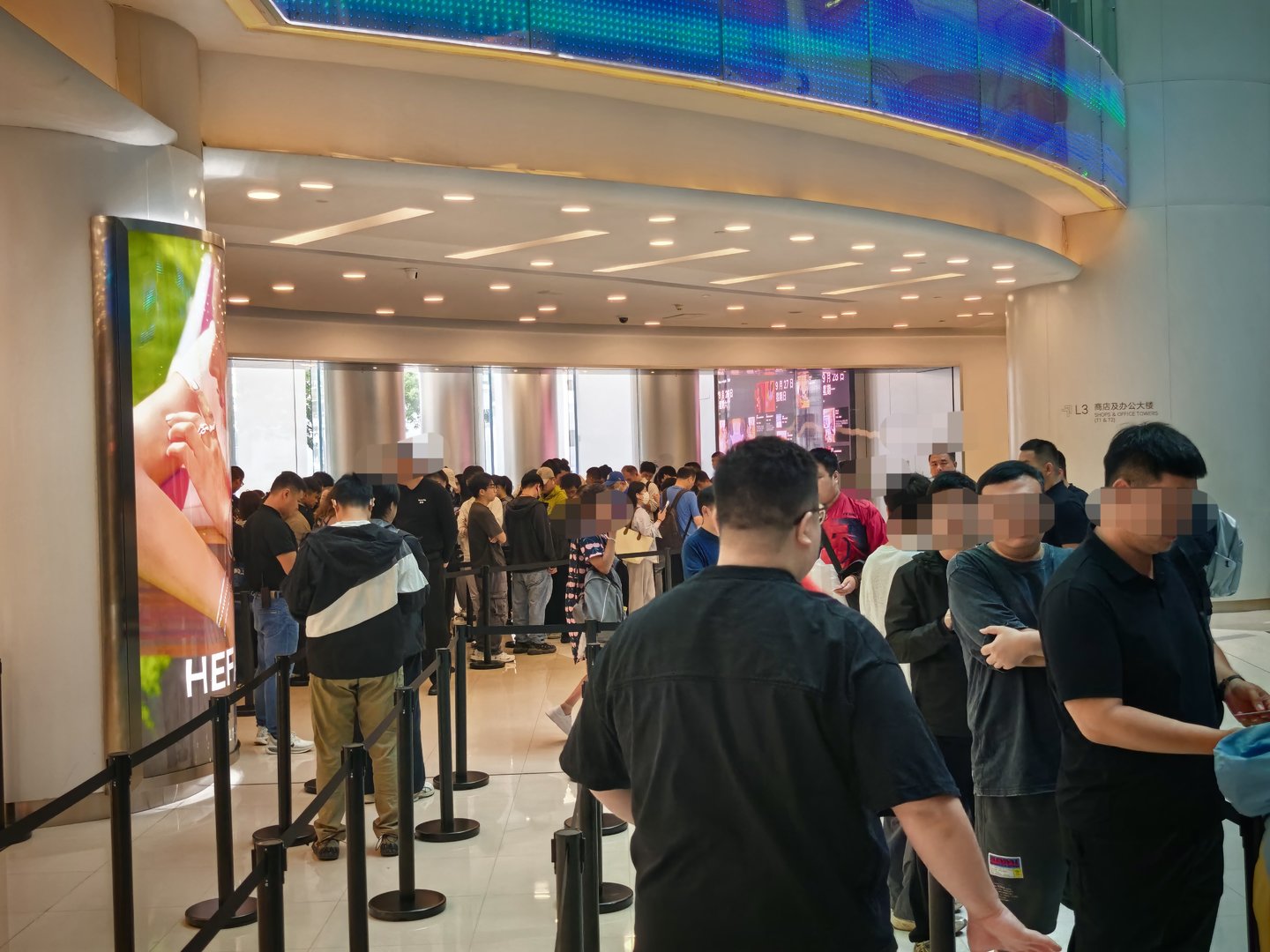  直击iPhone18 Pro系列开售：部分版本已破发，还有人为苹果整晚“守夜”