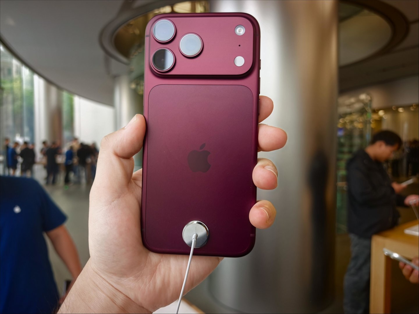  直击iPhone18 Pro系列开售：部分版本已破发，还有人为苹果整晚“守夜”