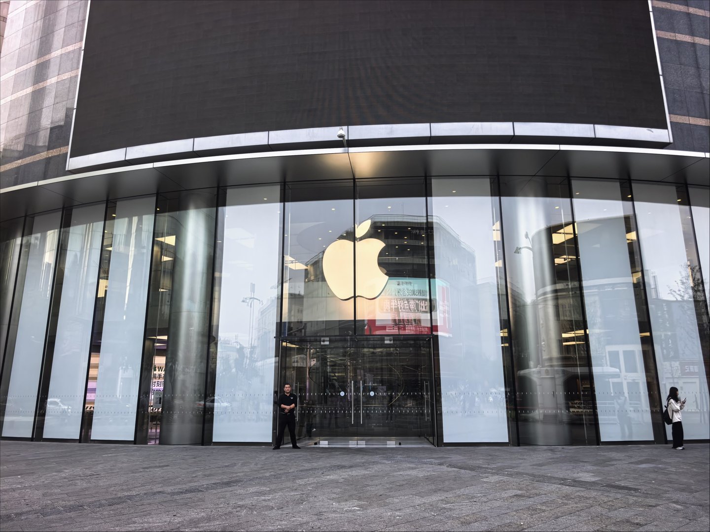  直击iPhone18 Pro系列开售：部分版本已破发，还有人为苹果整晚“守夜”