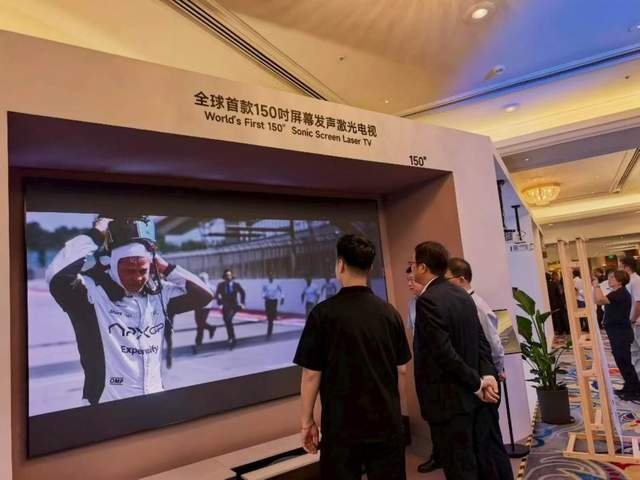 巨幕隐身,墙即银幕,激光显示构筑高阶客厅光影体验 巨幕隐身,墙即银幕,激光显示构筑高阶客厅光影体验