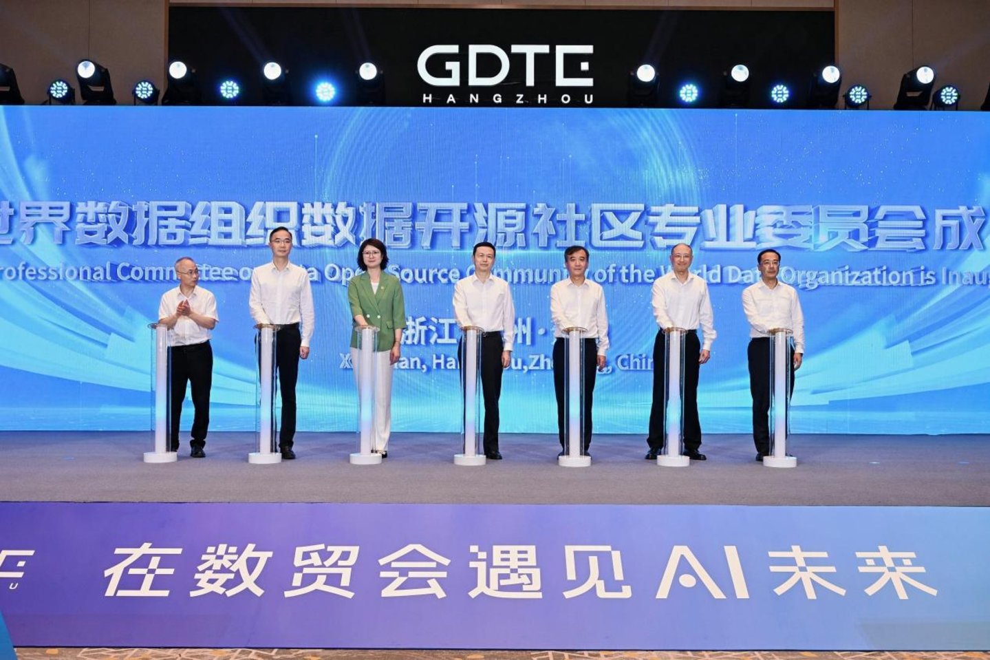 今年数贸会,海亮科服为教育AI消费“换题” 今年数贸会,海亮科服为教育AI消费“换题”