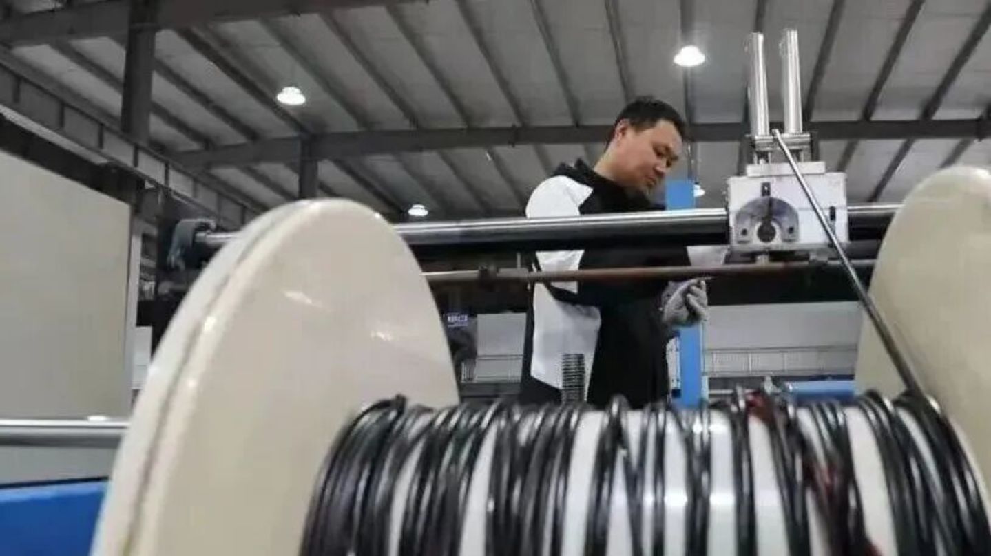 从“命悬一线”到426亿元:长江边小镇,出了个“偏科天才” 从“命悬一线”到426亿元:长江边小镇,出了个“偏科天才”