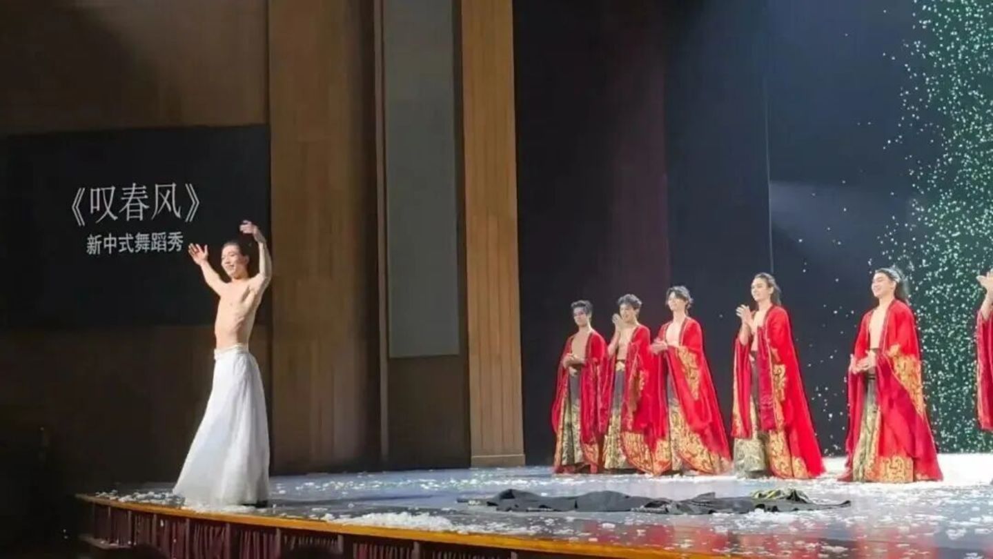 在低迷的行业里暴富:公狗剧场靠“男色经济”,一年狂卖1个亿 在低迷的行业里暴富:公狗剧场靠“男色经济”,一年狂卖1个亿