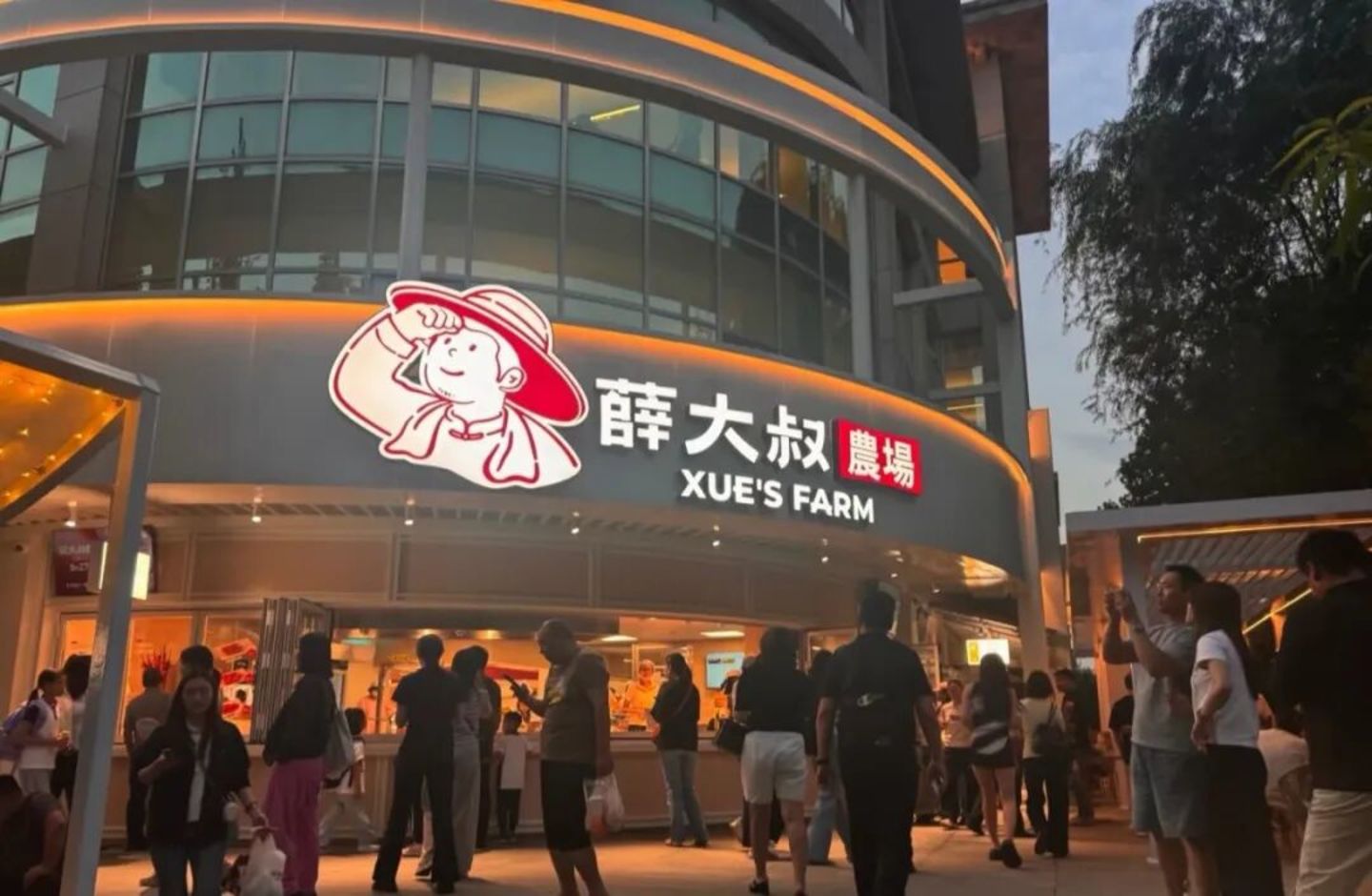  “山姆平替”扎堆开首店，现场排队百米，年轻人捧红“新物种”
