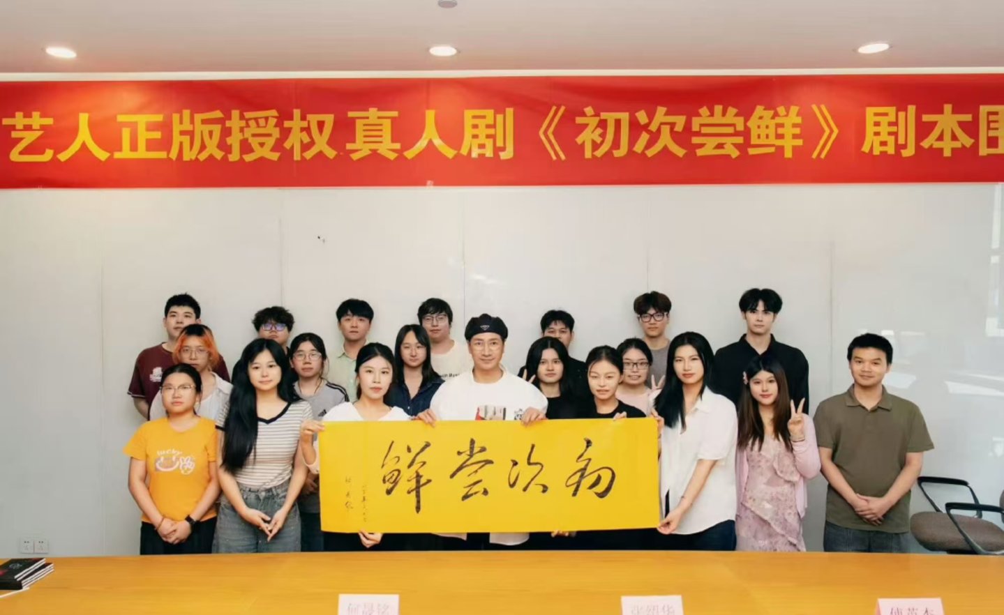 黄仁勋“换脸”舞王,平台“买脸”:AI时代谁在靠脸“吃饭”? 黄仁勋“换脸”舞王,平台“买脸”:AI时代谁在靠脸“吃饭”?