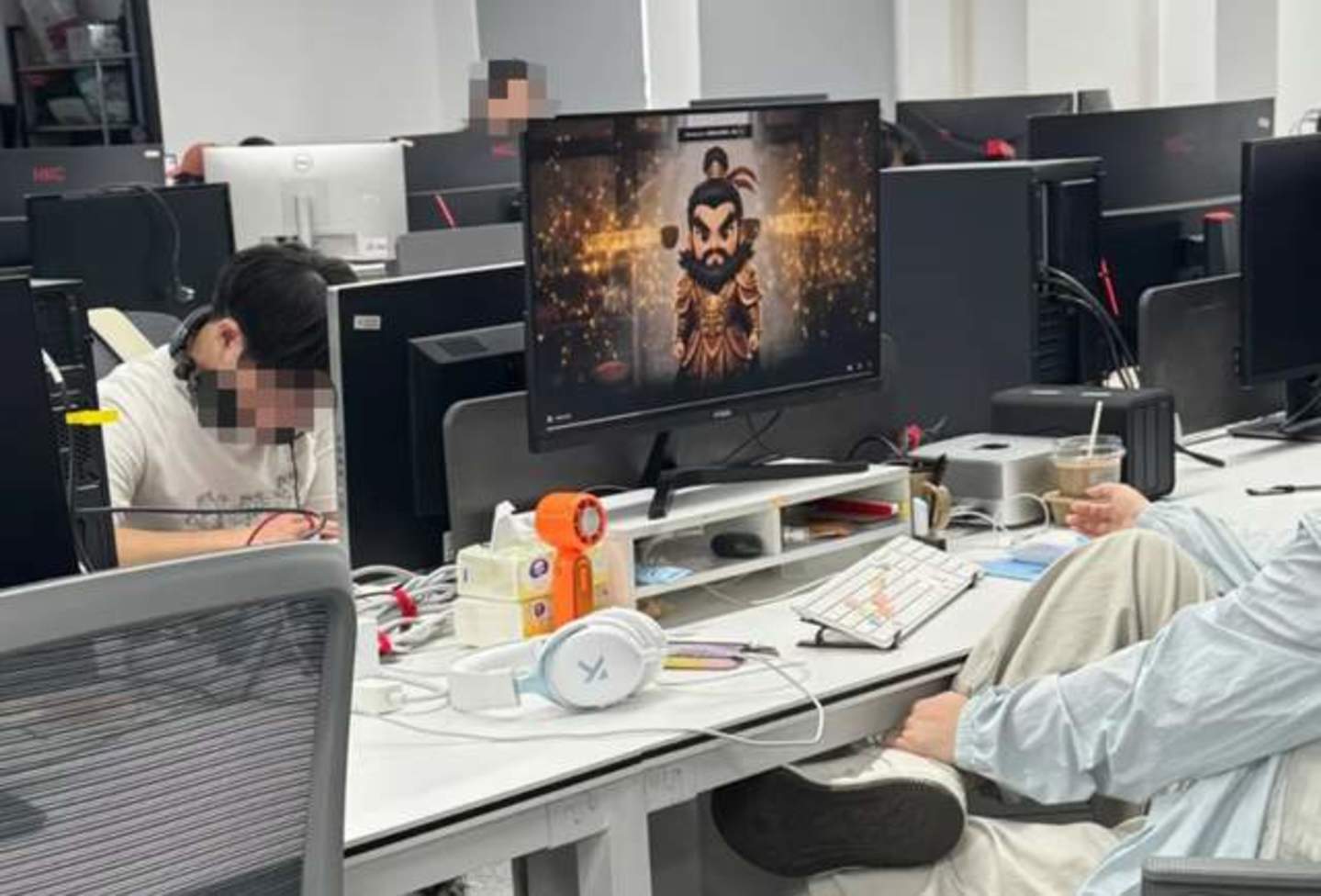 做了10年影视制片人,现在我每天陪老板搓“AI玩具” 做了10年影视制片人,现在我每天陪老板搓“AI玩具”