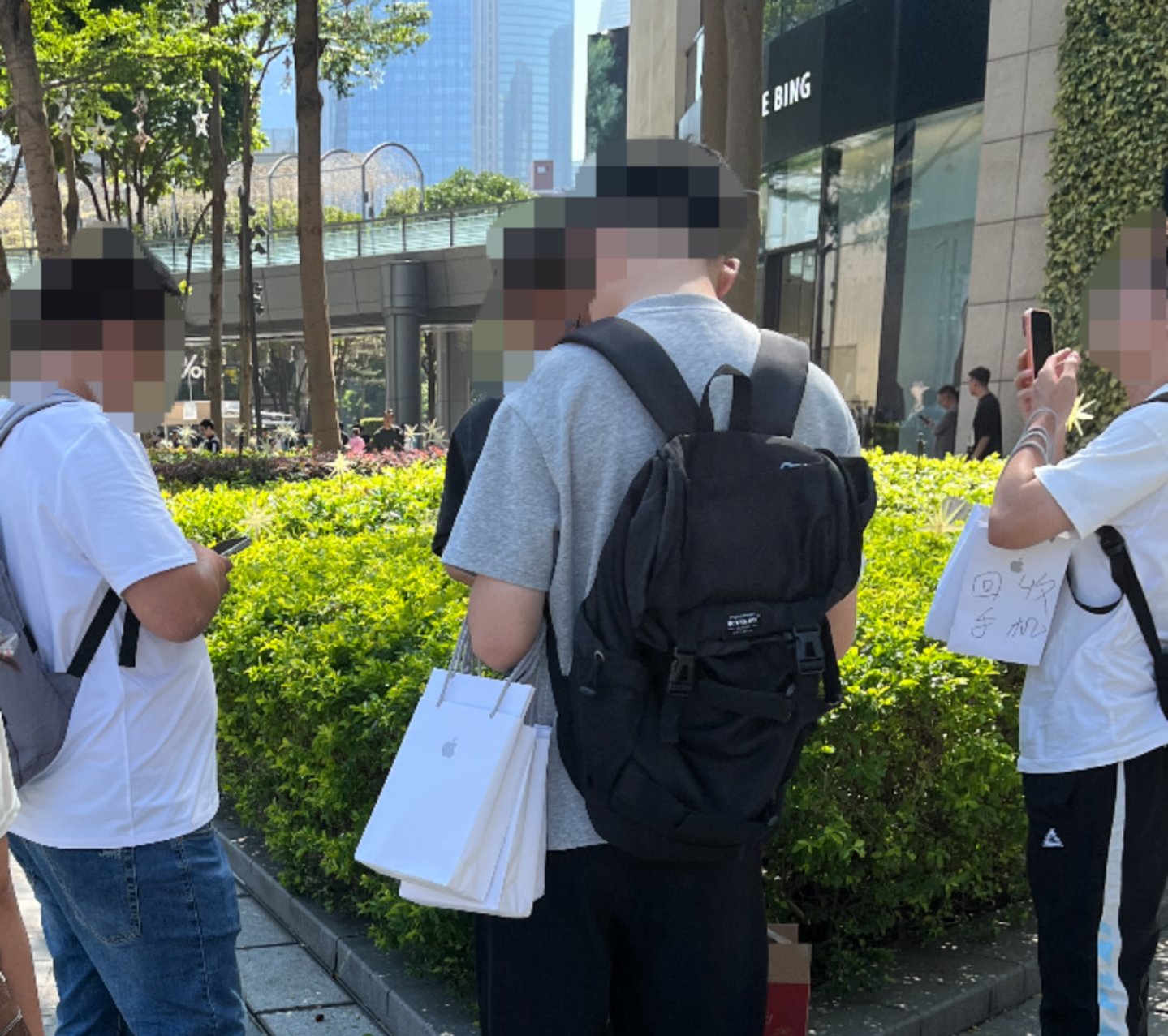 iPhone Duo加价只有900元,黄牛出货上演速度与激情 iPhone Duo加价只有900元,黄牛出货上演速度与激情